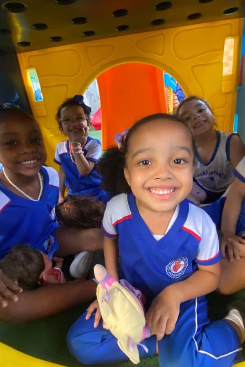 Crianças brincando e aprendendo