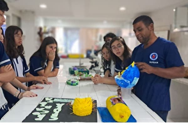 Estudantes em laboratório