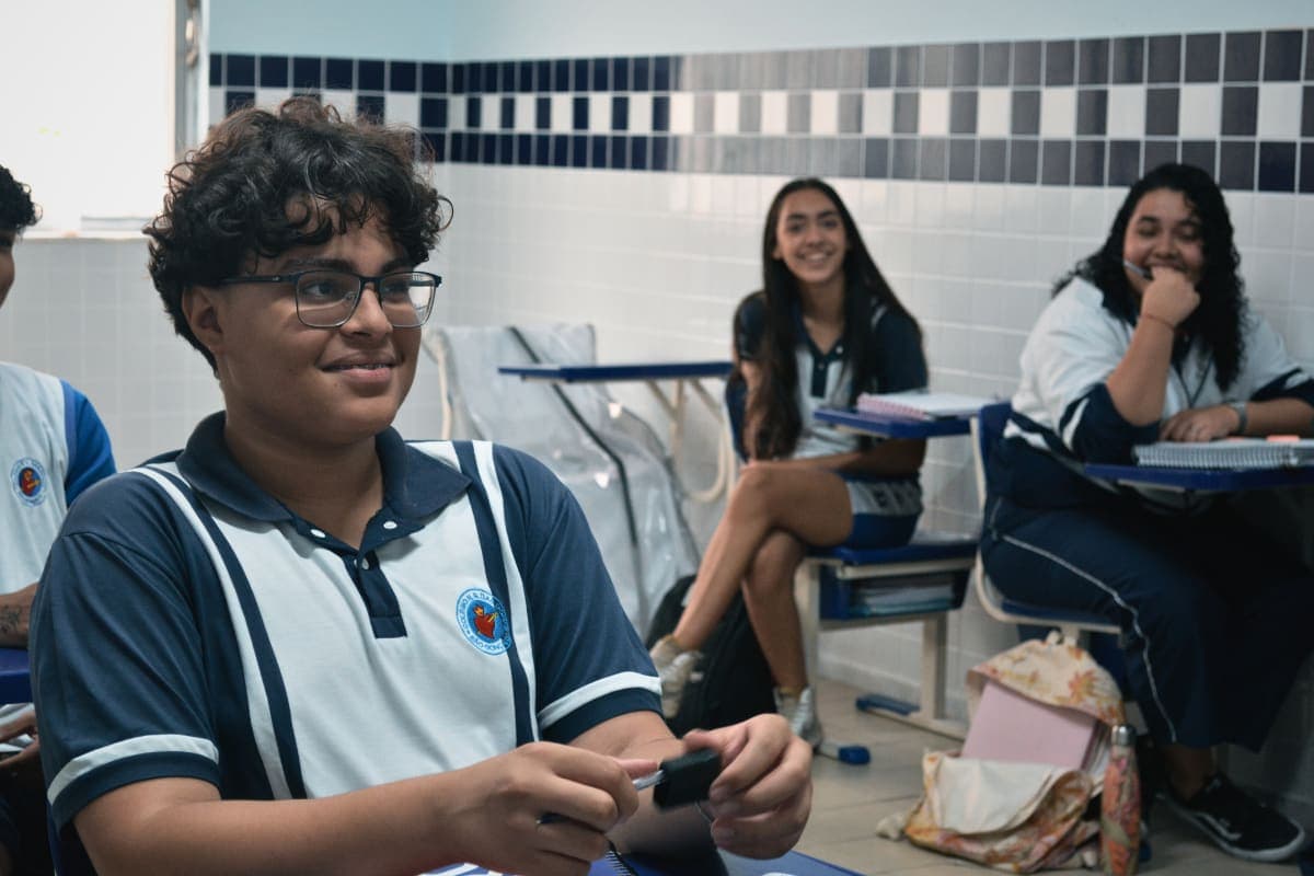 Estudantes em atividade colaborativa